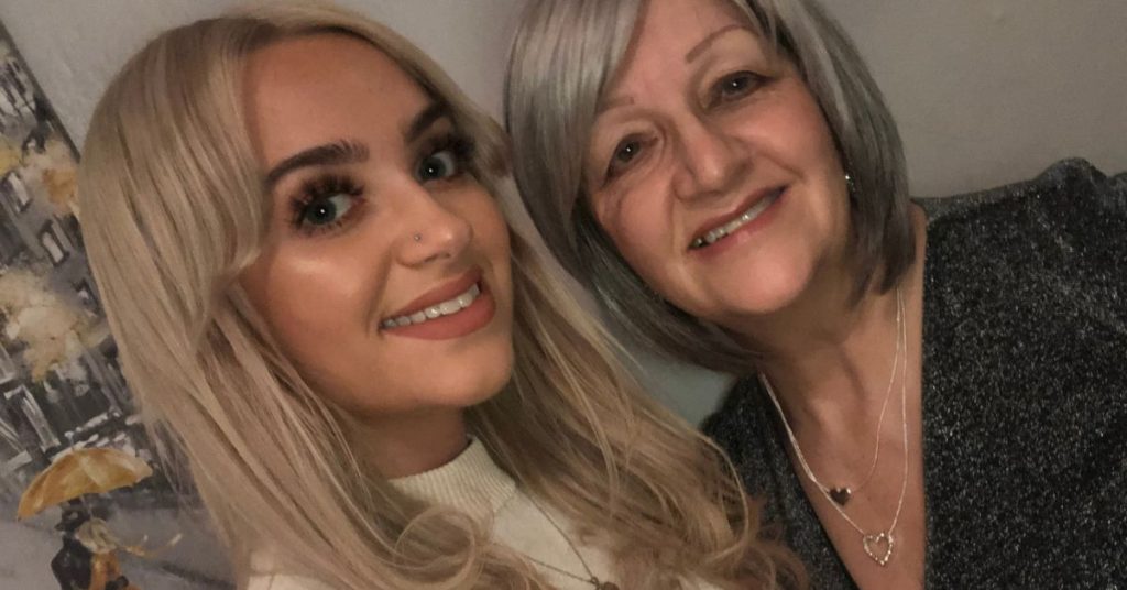 Dubai runner, Georgia with her mum 