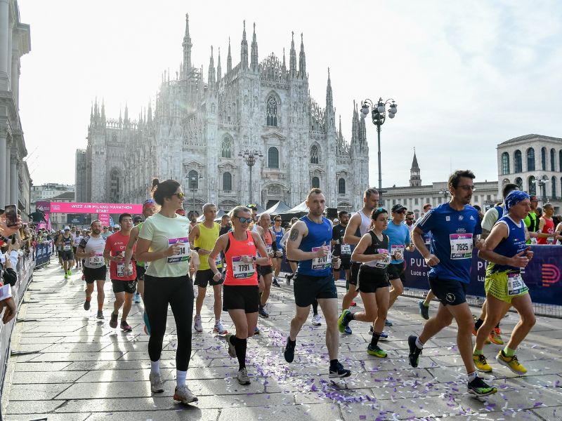 Runners at the Milano Marathon, in front of Milan Cathedral